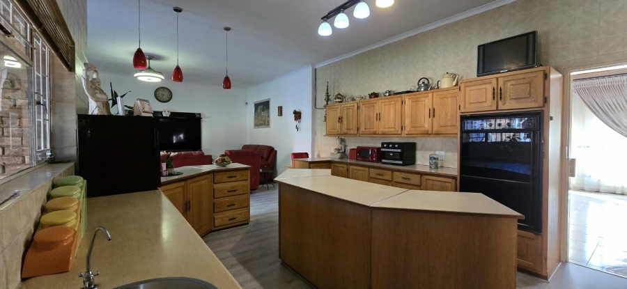 5 Bedroom Property for Sale in Mountain View Gauteng