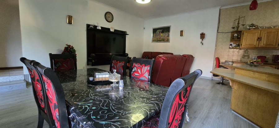5 Bedroom Property for Sale in Mountain View Gauteng