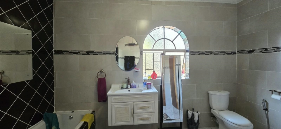 5 Bedroom Property for Sale in Mountain View Gauteng