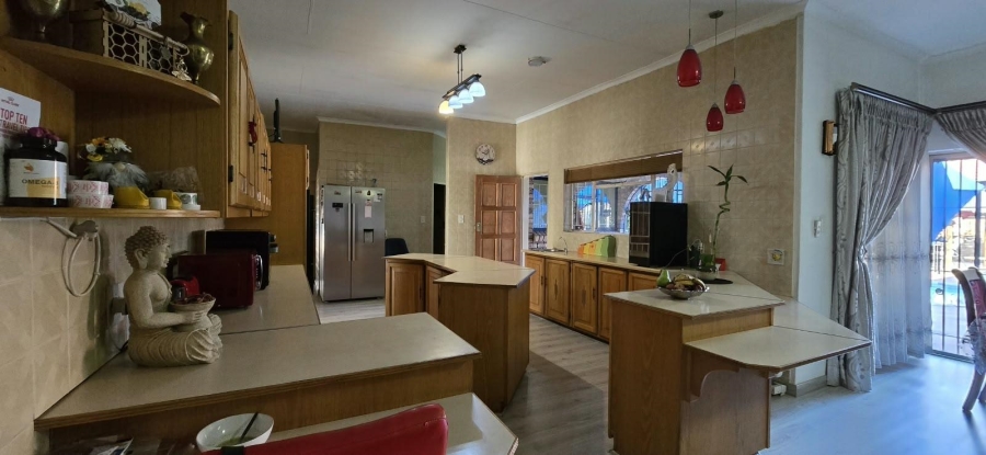 5 Bedroom Property for Sale in Mountain View Gauteng