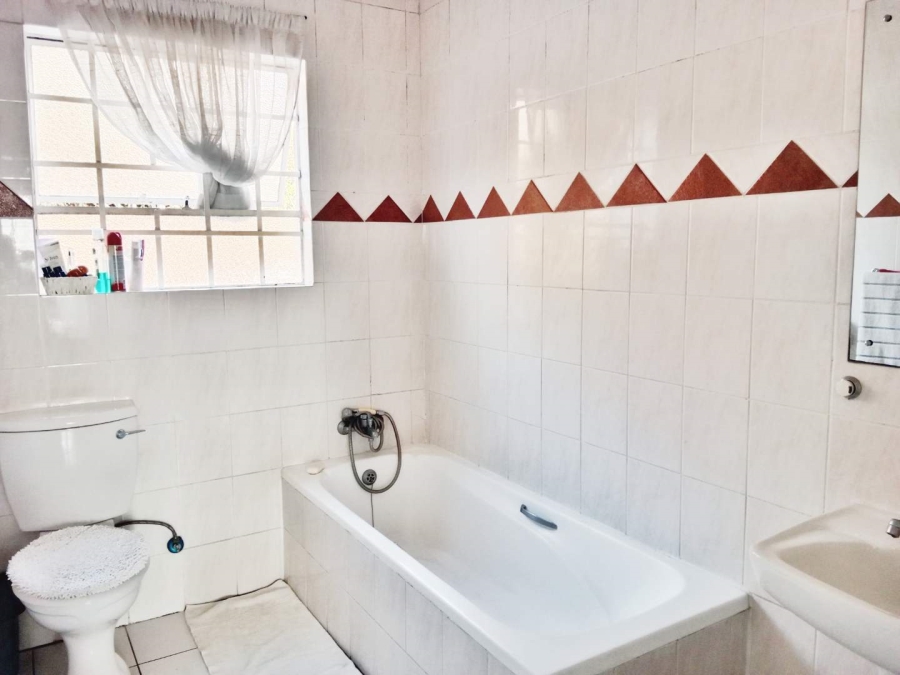 To Let 3 Bedroom Property for Rent in Sunnyrock Gauteng