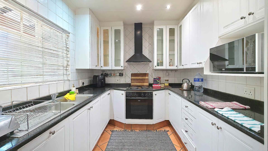 To Let 2 Bedroom Property for Rent in Sandown Gauteng