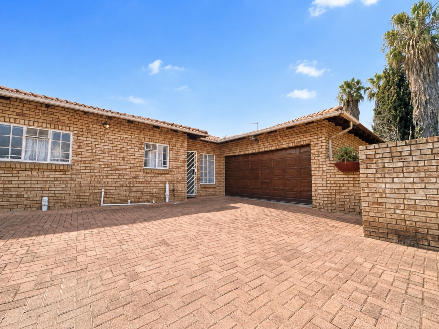 3 Bedroom Property for Sale in New Redruth Gauteng