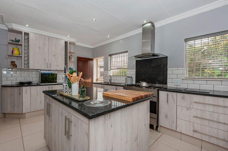 4 Bedroom Property for Sale in Oakdene Gauteng