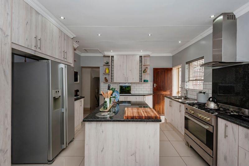 4 Bedroom Property for Sale in Oakdene Gauteng