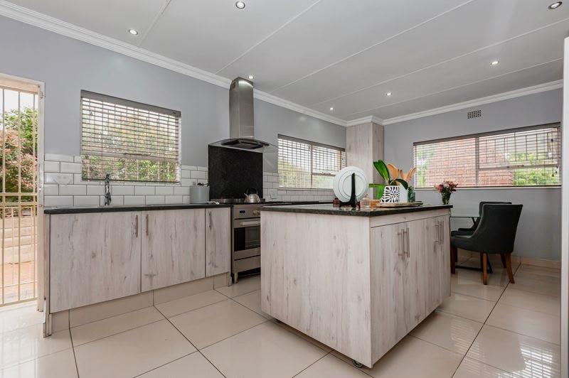4 Bedroom Property for Sale in Oakdene Gauteng