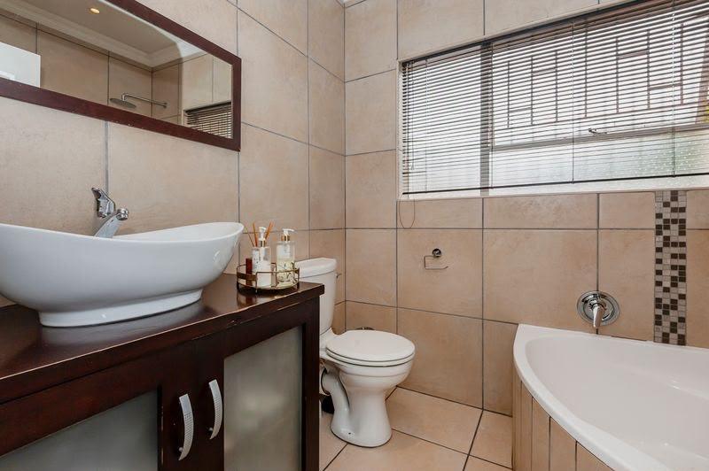 4 Bedroom Property for Sale in Oakdene Gauteng