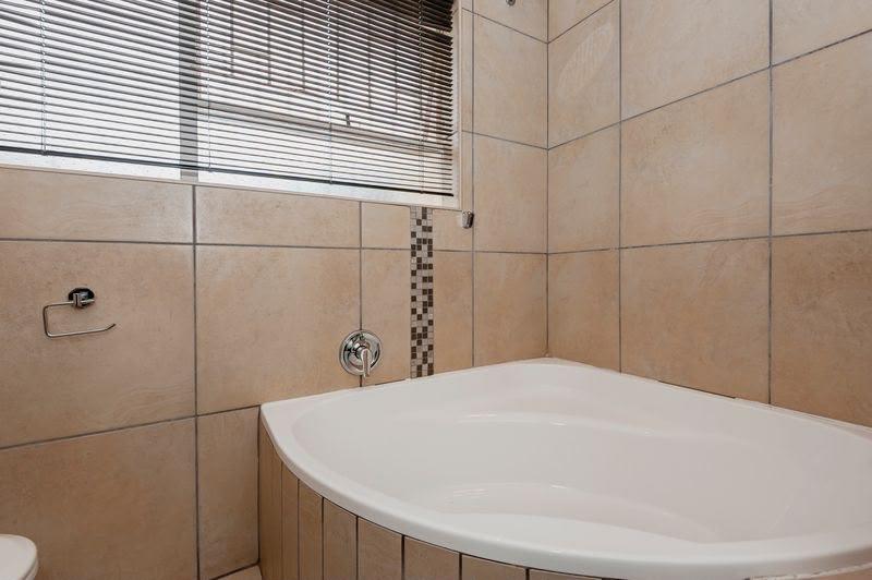 4 Bedroom Property for Sale in Oakdene Gauteng