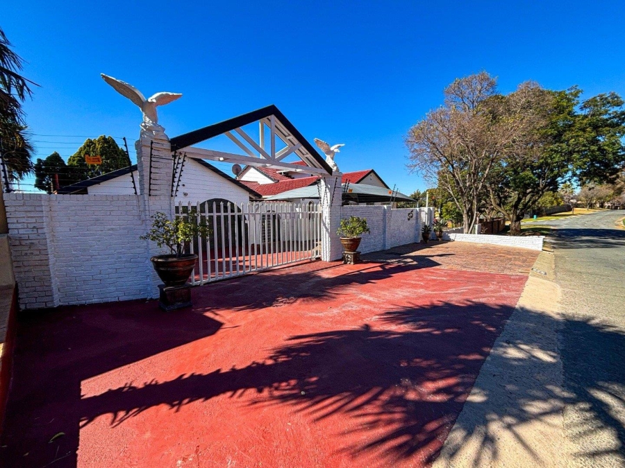 7 Bedroom Property for Sale in Glenvista Gauteng