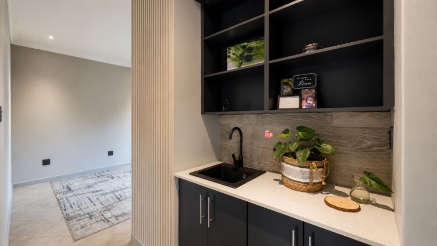 5 Bedroom Property for Sale in Midstream Estate Gauteng