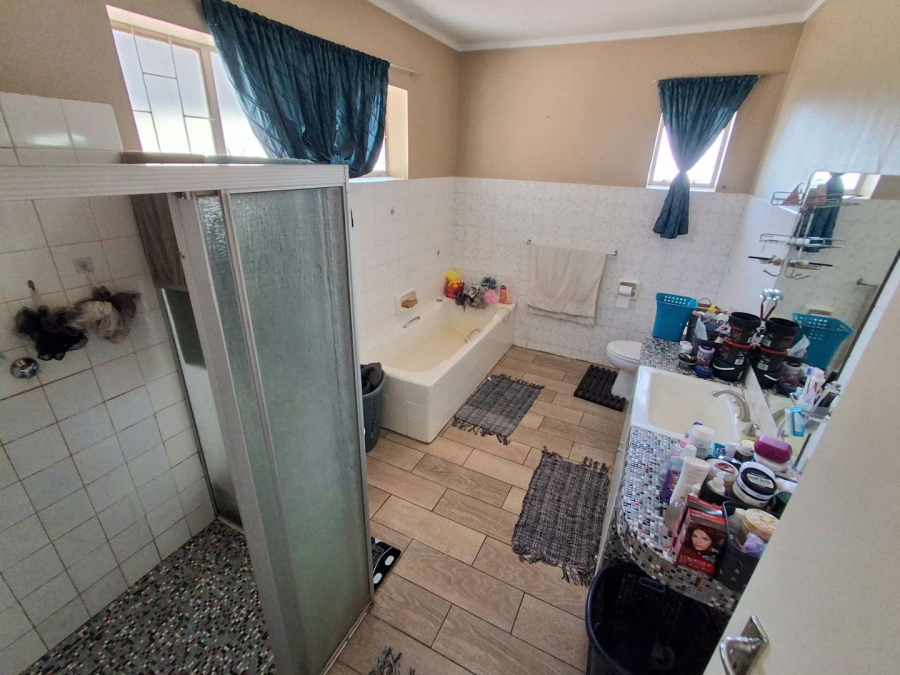 5 Bedroom Property for Sale in Pretoria Gardens Gauteng