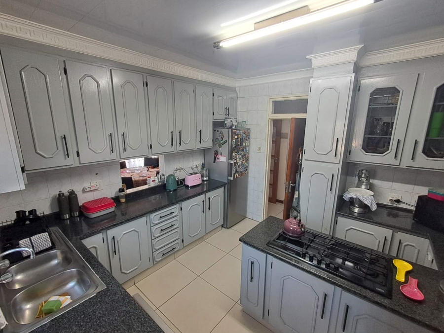 4 Bedroom Property for Sale in Mondeor Gauteng