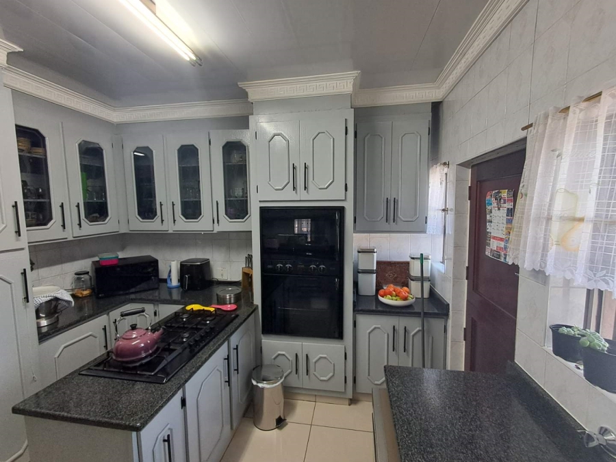 4 Bedroom Property for Sale in Mondeor Gauteng