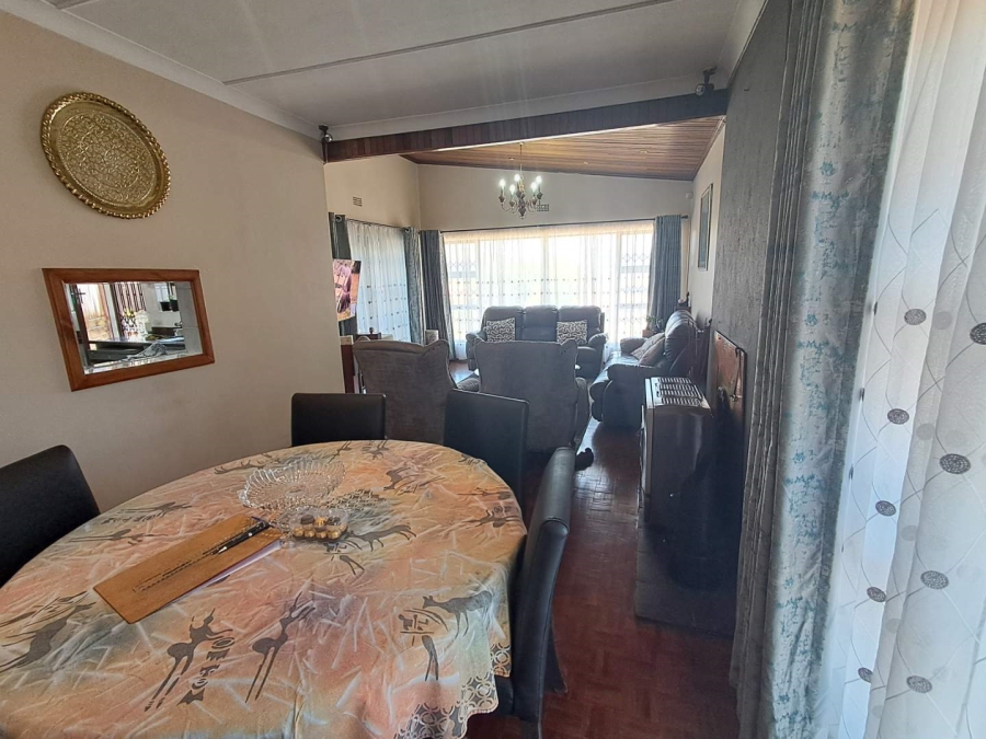 4 Bedroom Property for Sale in Mondeor Gauteng