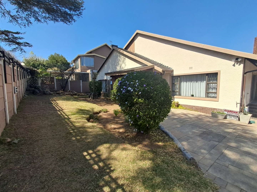 4 Bedroom Property for Sale in Mondeor Gauteng