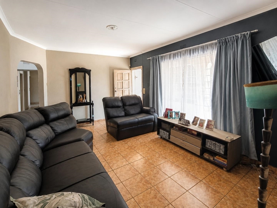 5 Bedroom Property for Sale in Brackendowns Gauteng