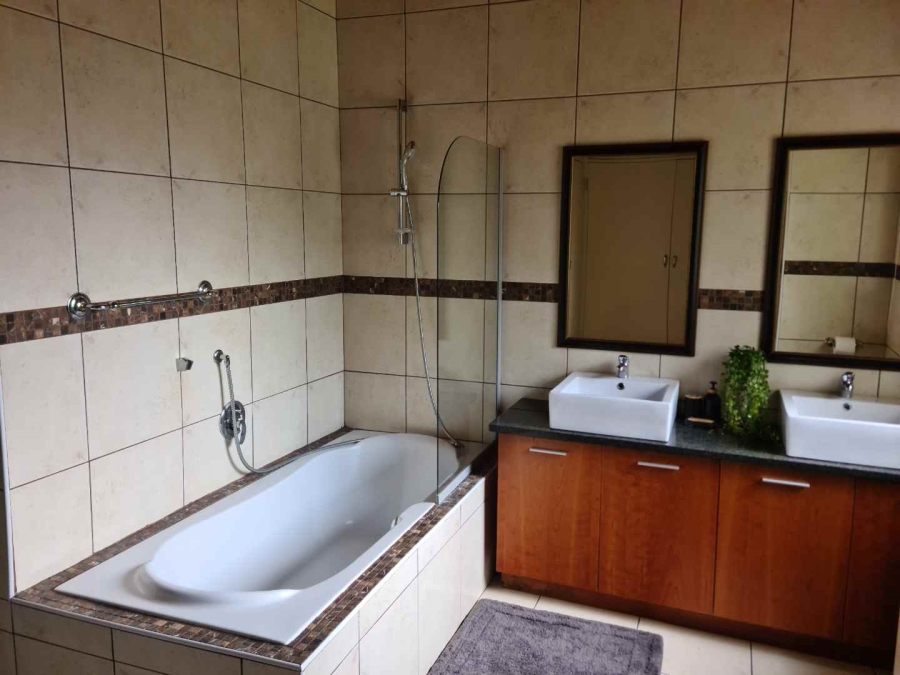 To Let 1 Bedroom Property for Rent in Waverley Gauteng