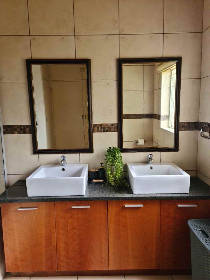 To Let 1 Bedroom Property for Rent in Waverley Gauteng