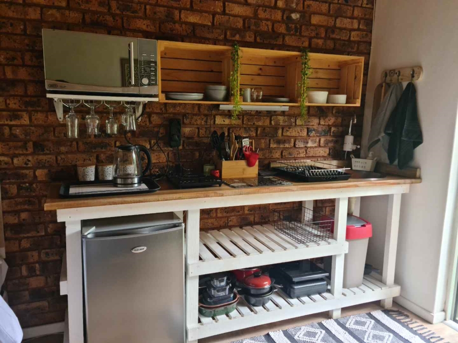 To Let 1 Bedroom Property for Rent in Waverley Gauteng