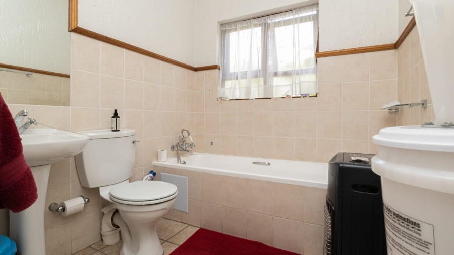 To Let 3 Bedroom Property for Rent in Broadacres Gauteng