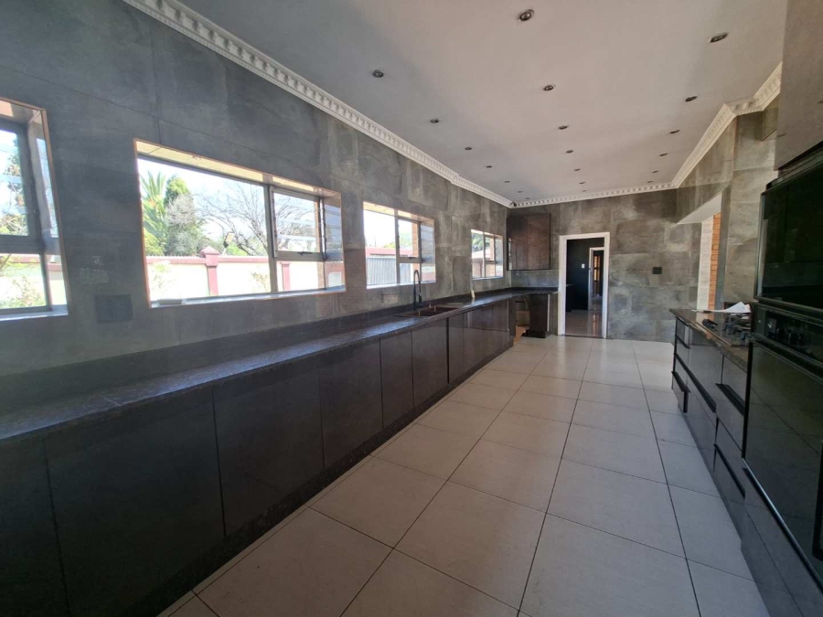 5 Bedroom Property for Sale in Lakefield Gauteng