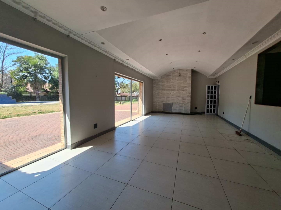 5 Bedroom Property for Sale in Lakefield Gauteng