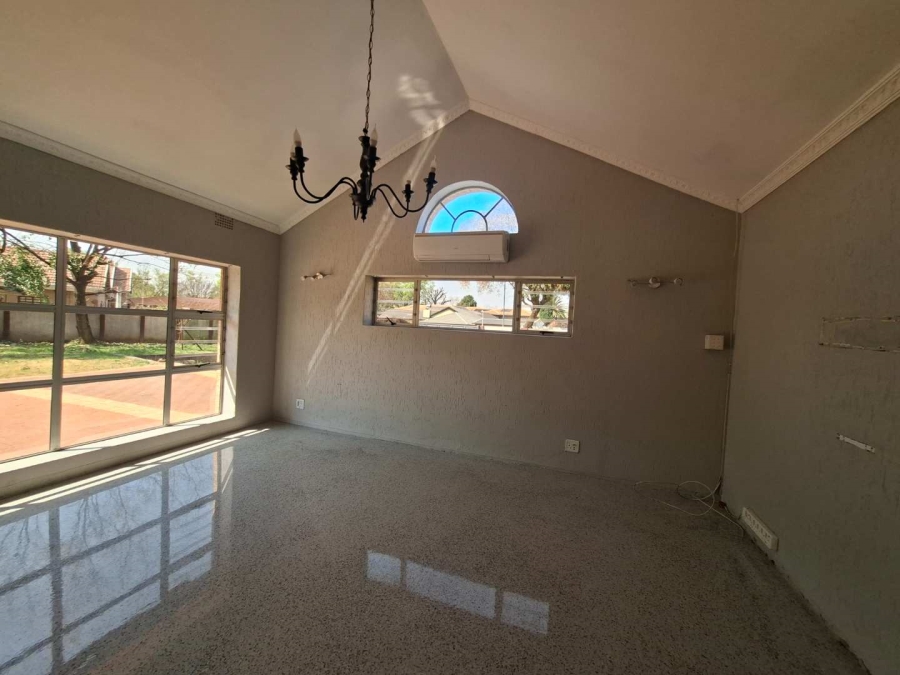 5 Bedroom Property for Sale in Lakefield Gauteng