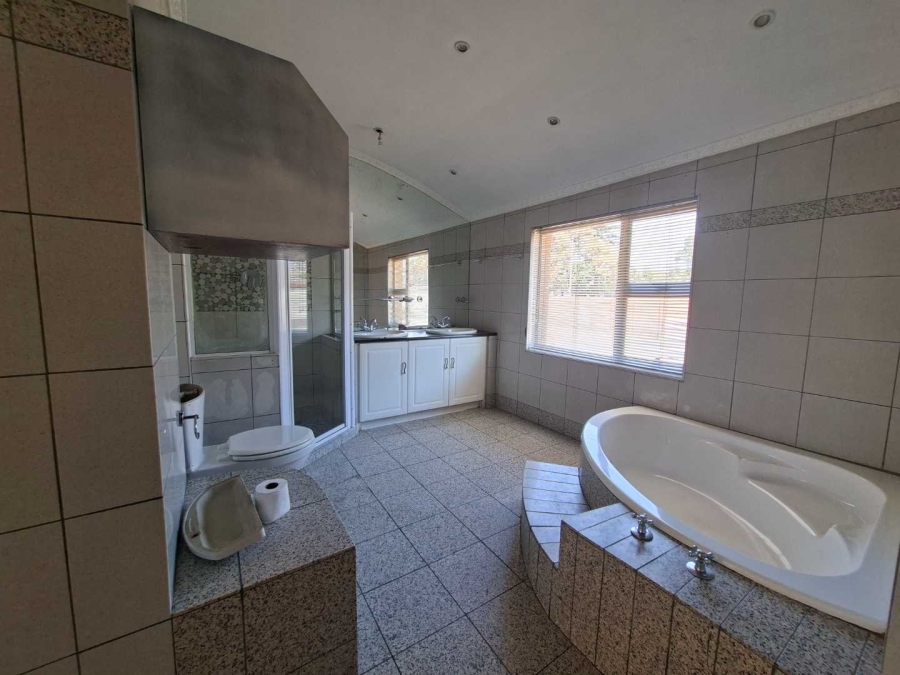 5 Bedroom Property for Sale in Lakefield Gauteng