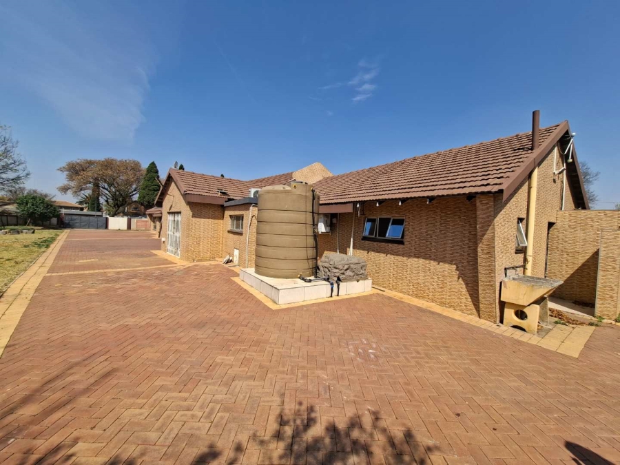 5 Bedroom Property for Sale in Lakefield Gauteng