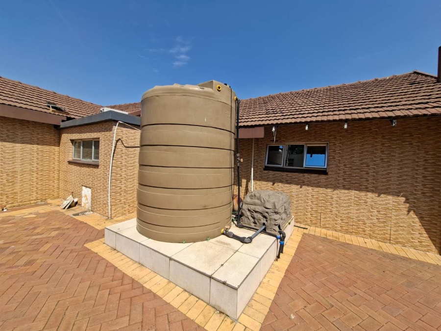 5 Bedroom Property for Sale in Lakefield Gauteng