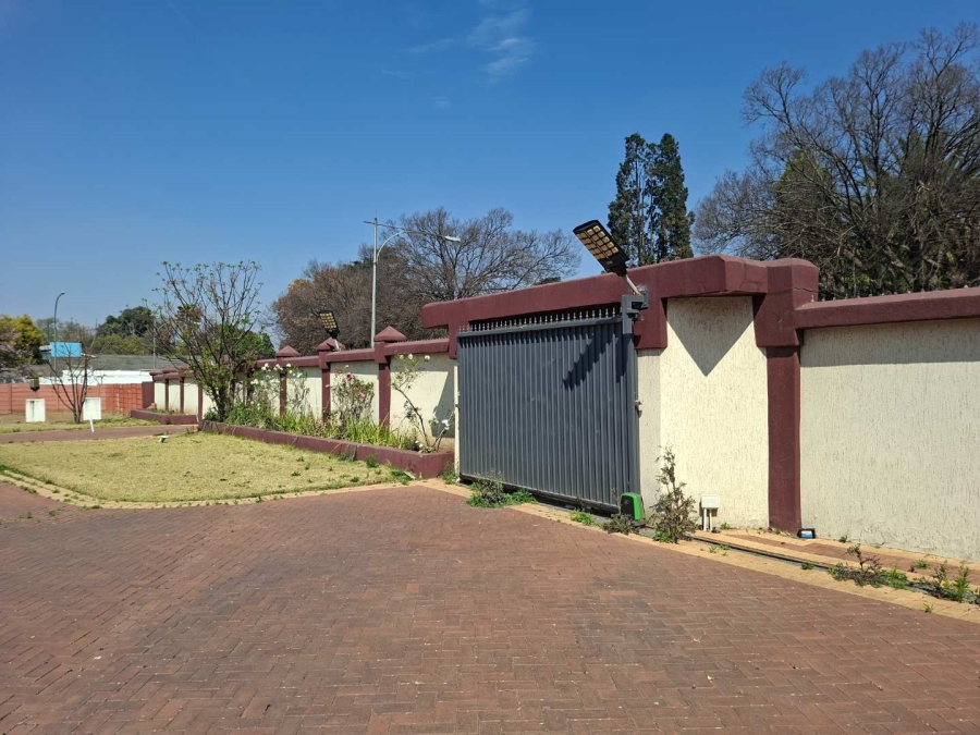 5 Bedroom Property for Sale in Lakefield Gauteng