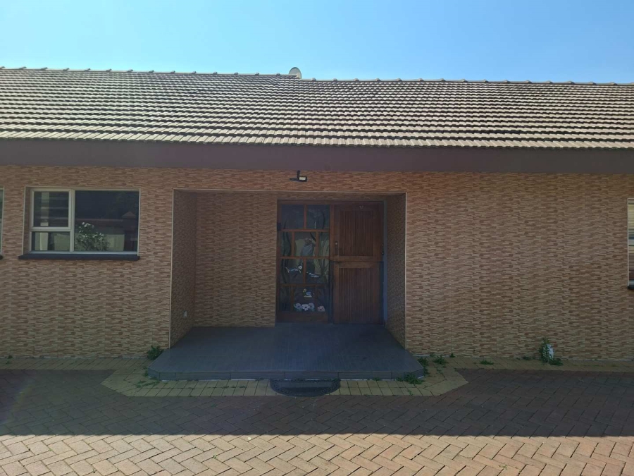 5 Bedroom Property for Sale in Lakefield Gauteng