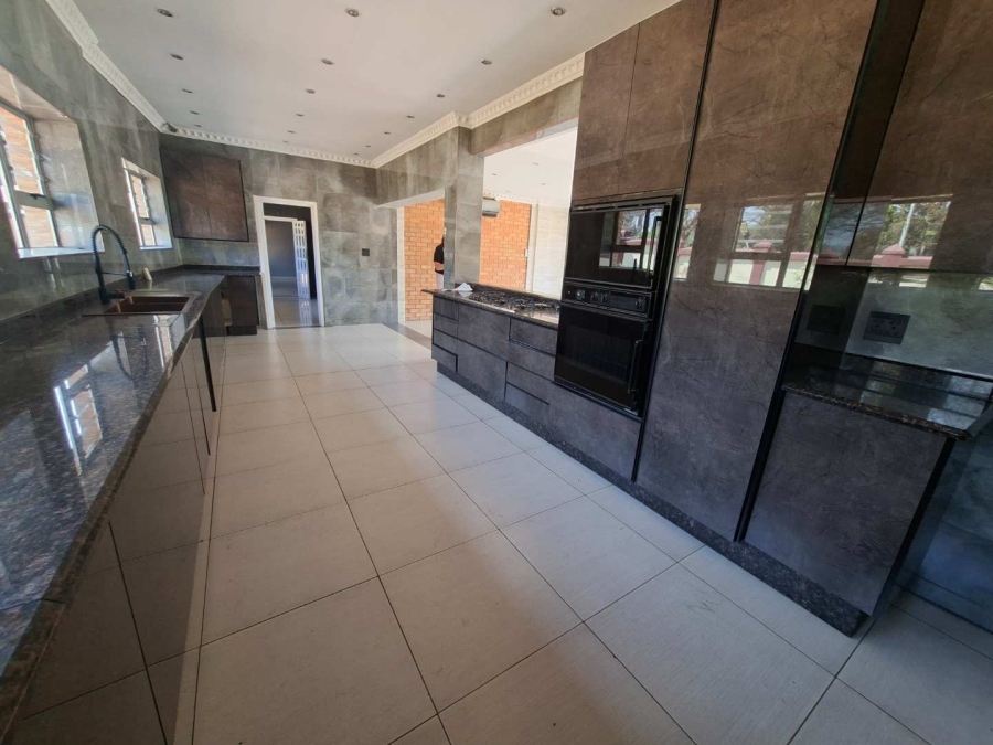 5 Bedroom Property for Sale in Lakefield Gauteng