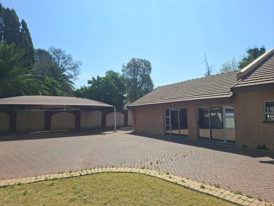5 Bedroom Property for Sale in Lakefield Gauteng