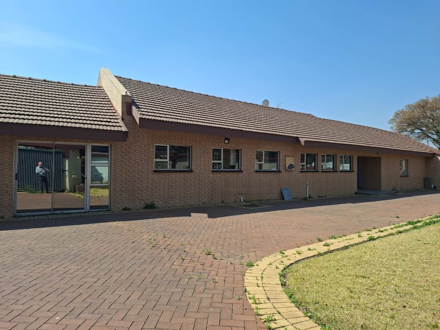 5 Bedroom Property for Sale in Lakefield Gauteng