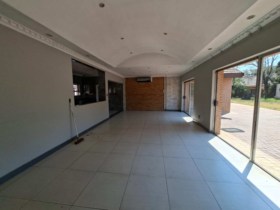 5 Bedroom Property for Sale in Lakefield Gauteng