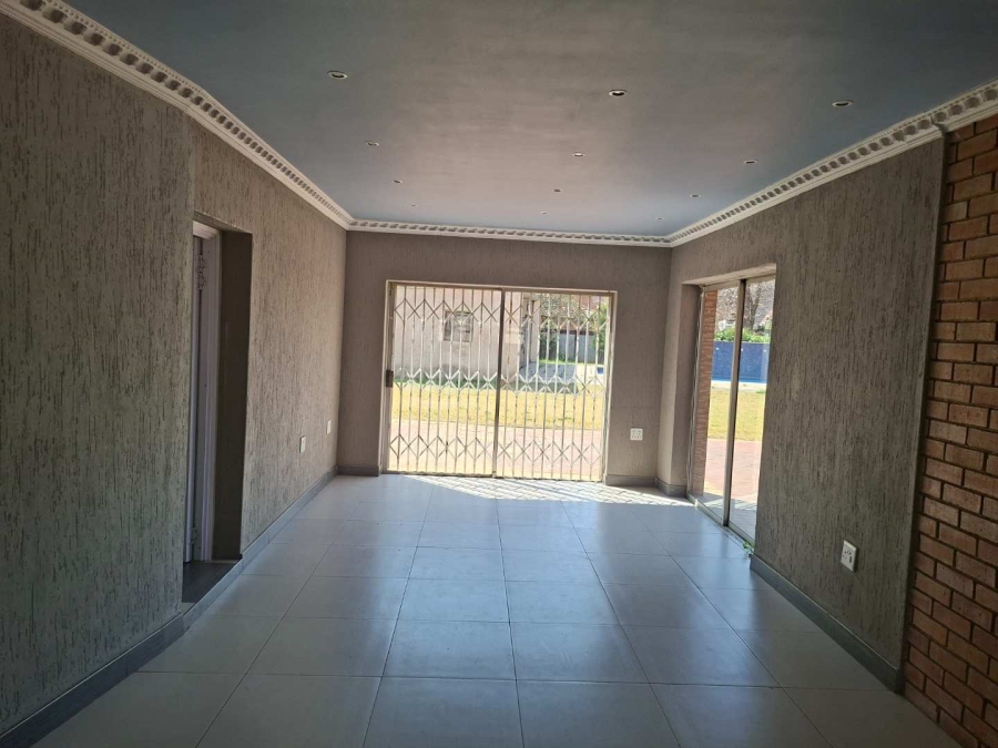 5 Bedroom Property for Sale in Lakefield Gauteng