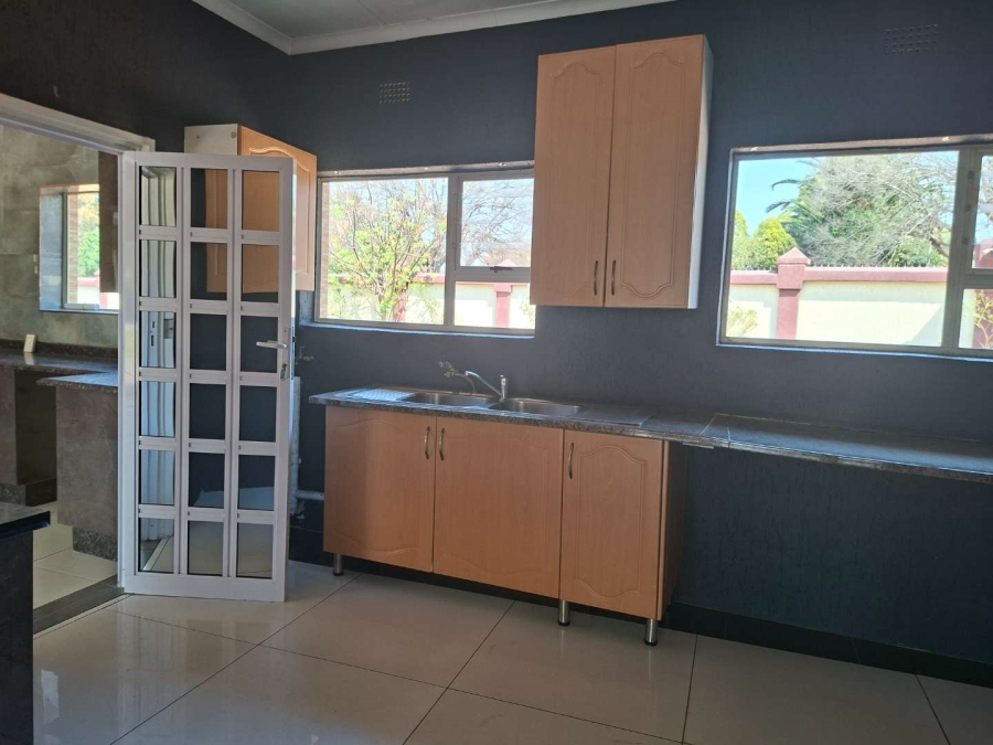 5 Bedroom Property for Sale in Lakefield Gauteng