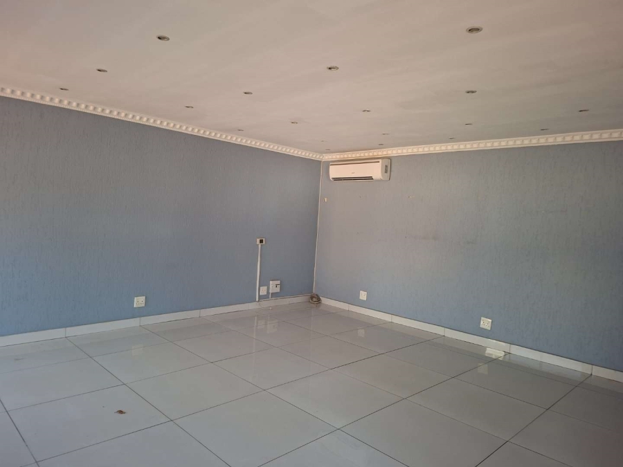 5 Bedroom Property for Sale in Lakefield Gauteng
