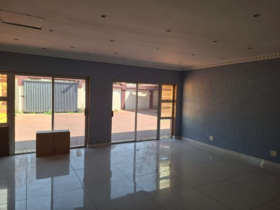 5 Bedroom Property for Sale in Lakefield Gauteng