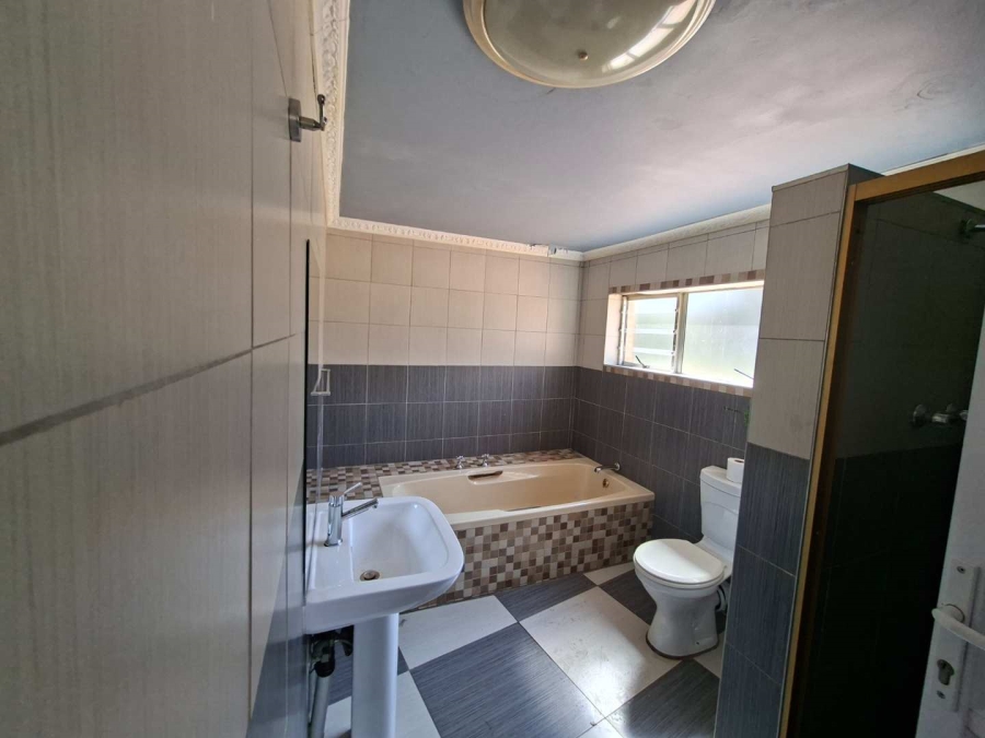 5 Bedroom Property for Sale in Lakefield Gauteng