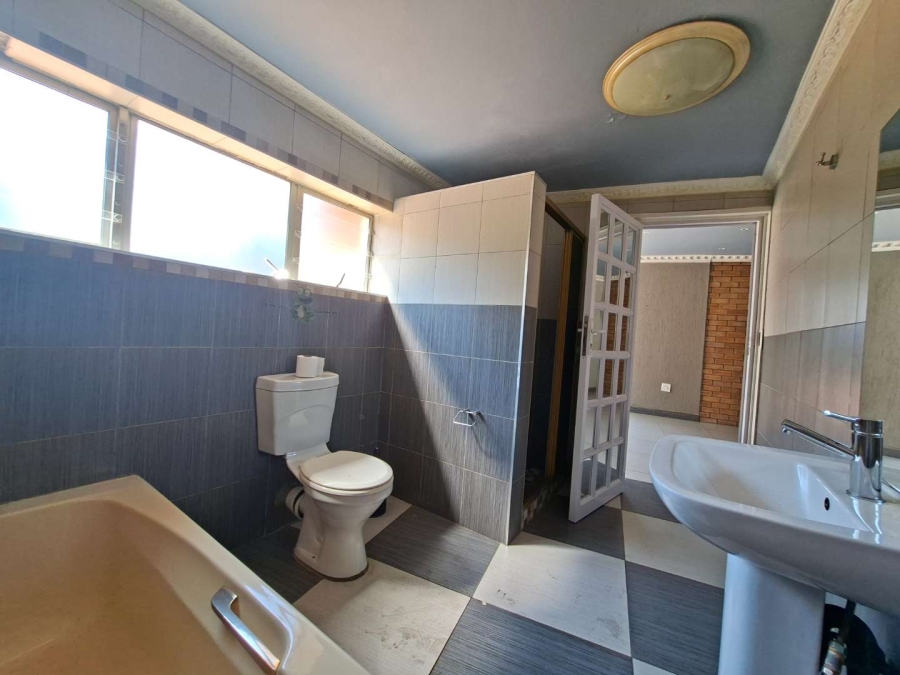5 Bedroom Property for Sale in Lakefield Gauteng