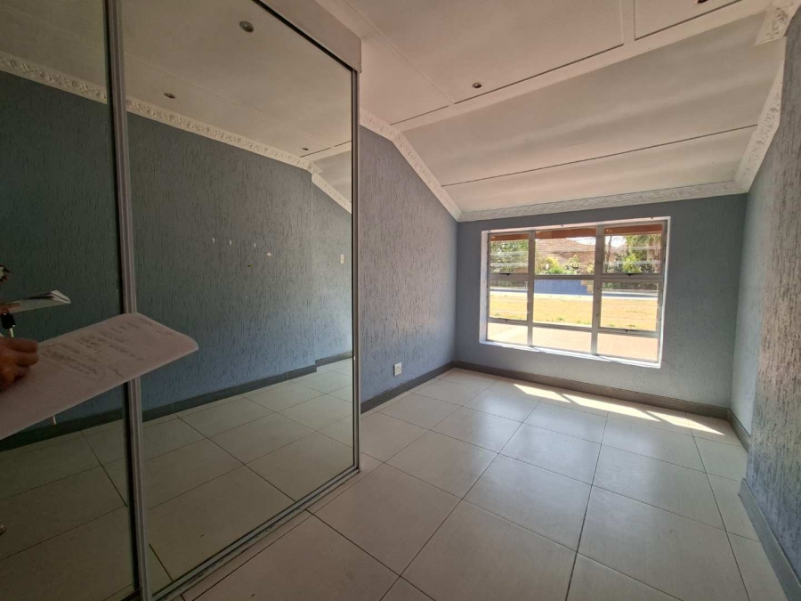 5 Bedroom Property for Sale in Lakefield Gauteng