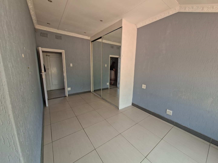 5 Bedroom Property for Sale in Lakefield Gauteng