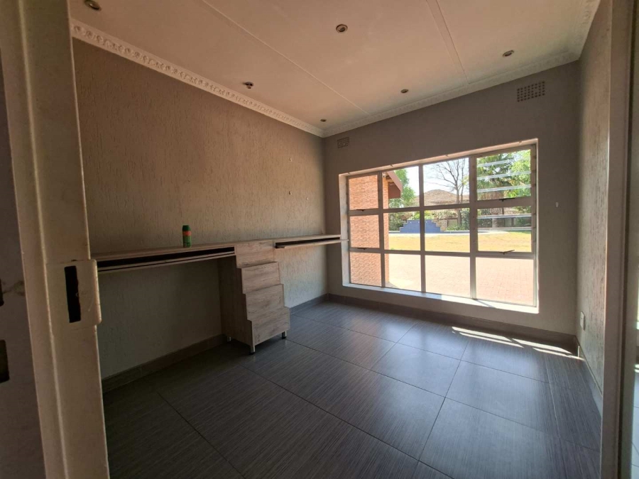 5 Bedroom Property for Sale in Lakefield Gauteng