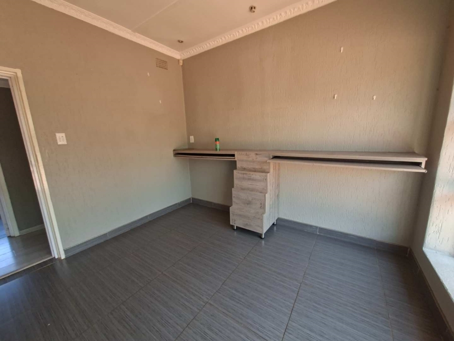 5 Bedroom Property for Sale in Lakefield Gauteng