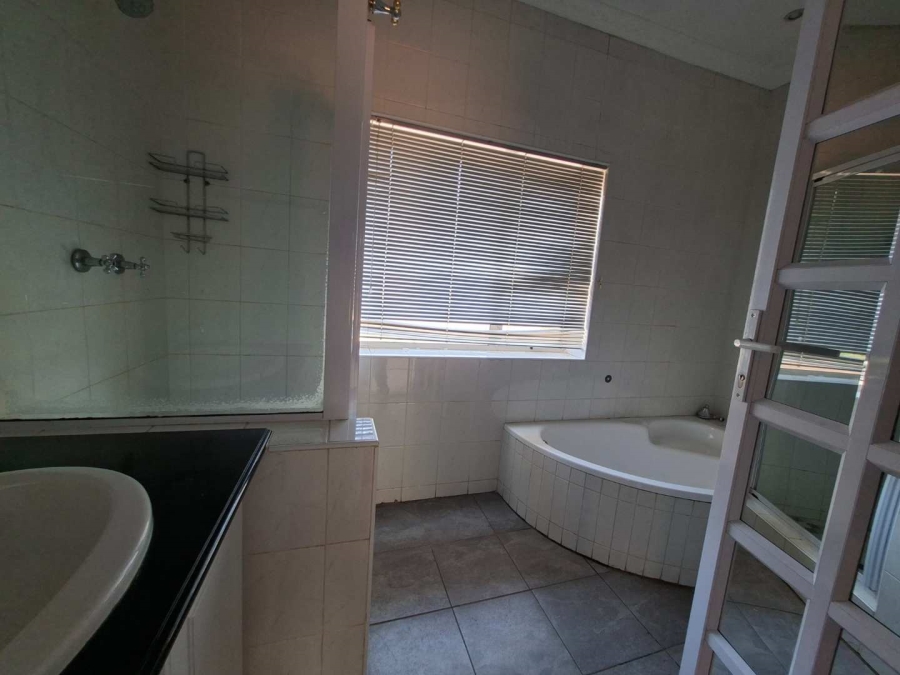 5 Bedroom Property for Sale in Lakefield Gauteng