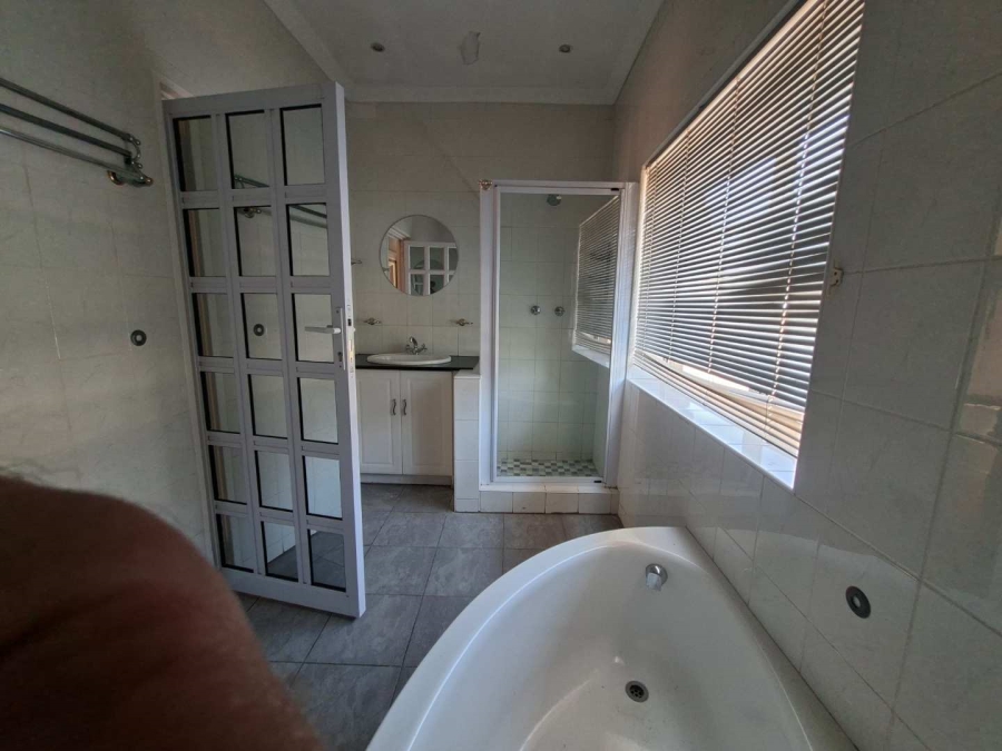 5 Bedroom Property for Sale in Lakefield Gauteng