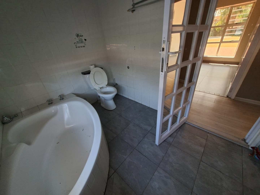 5 Bedroom Property for Sale in Lakefield Gauteng