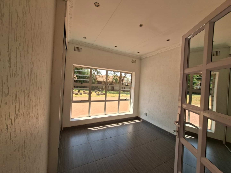 5 Bedroom Property for Sale in Lakefield Gauteng
